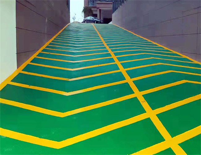 南京无振动防滑坡道建设公司在为停车场做施工